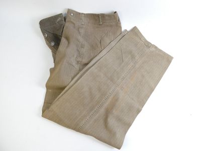 deux pantalons kaki pour homme posés sur une surface blanche