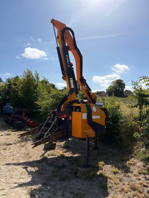 une petite machine qui se trouve dans la terre