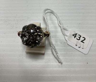 une petite perle noire attachée à un fil, avec une étiquette de prix