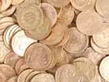 une pile de pièces d'or sur une surface blanche