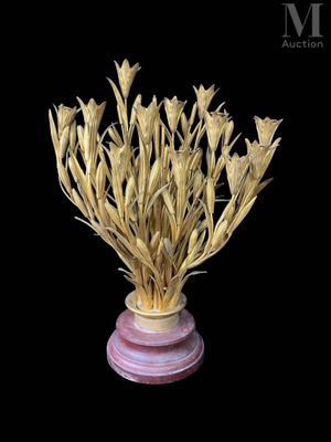 un vase contenant un bouquet de fleurs, sur fond noir