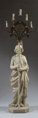 une statue représentant une femme tenant un candélabre, avec un candélabre en arrière-plan
