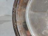un plateau d'argent posé sur une table