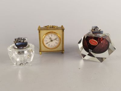 deux petites bouteilles en verre avec une horloge posées sur une table