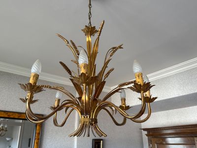 un lustre en or suspendu au plafond d'une pièce