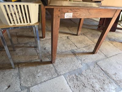 deux chaises placées à côté d'une table sur laquelle est posé un panneau