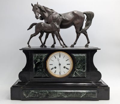 une statue représentant un cheval et son poulain au sommet d'une horloge