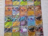 une pile de cartes pokemon posée sur une table