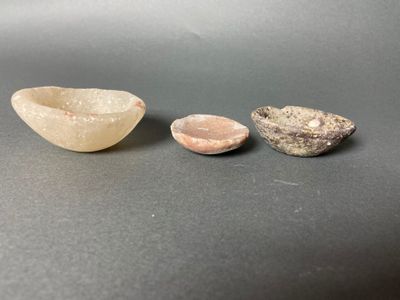 PROCHE ORIENT, Age du Bronze. Trois coupelles en pierre. D. …