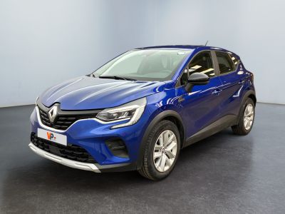 une Renault C-Cross bleue garée dans une pièce