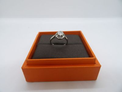 gros plan d'une bague dans une boîte sur une table