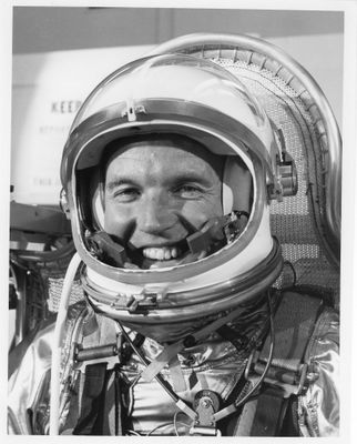 une vieille photo en noir et blanc d'un homme en combinaison spatiale