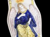 une décoration bleue et blanche sur laquelle est représenté un ange