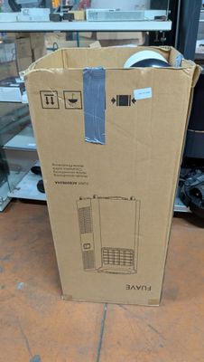 une boîte en carton posée sur le sol