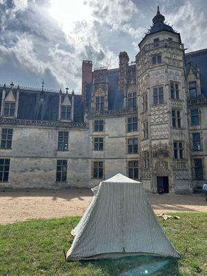 une tente installée devant un grand bâtiment