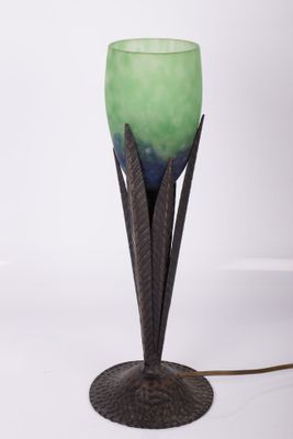 une lampe verte et noire posée sur une table