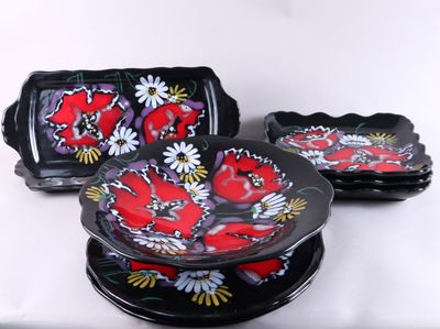 trois assiettes ornées de fleurs, posées sur une table