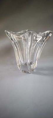 un bol en verre posé sur une table