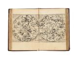 un vieux livre sur lequel figure une carte du monde