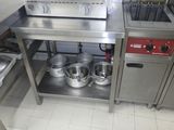 une cuisine avec beaucoup de casseroles et de poêles sur le comptoir