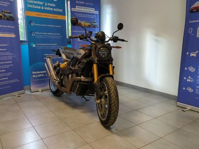 une moto garée dans un showroom