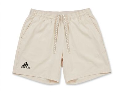 un short blanc avec un logo noir sur le côté