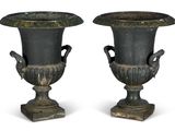 deux vases noirs empilés l'un sur l'autre
