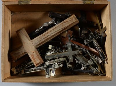 une boîte en bois remplie d'objets divers en métal et en bois