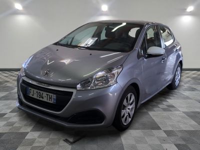 la voiture argentée est garée dans le garage sur le sol en damier