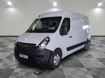 la photo d'une camionnette blanche garée dans une pièce