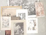 beaucoup de photos accrochées au mur d'une pièce