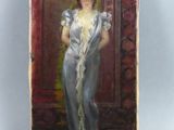un tableau représentant une femme en robe bleue debout devant une porte