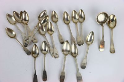 a lot of spoons and spoon spoons sitting on a table