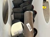 un panier blanc posé par terre et rempli d'objets divers