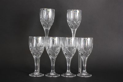 six verres à vin transparents empilés les uns sur les autres sur une surface noire