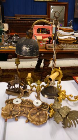 Lampe à système (en mauvais état), encrier en bronze, coq en bron...
