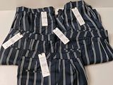 trois paires de pantalons pour homme à rayures bleu marine et blanches