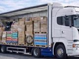 un camion avec une remorque chargée de cartons à l'arrière