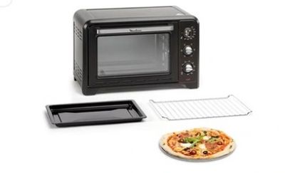 une photo d'un four grille-pain avec une pizza dessus