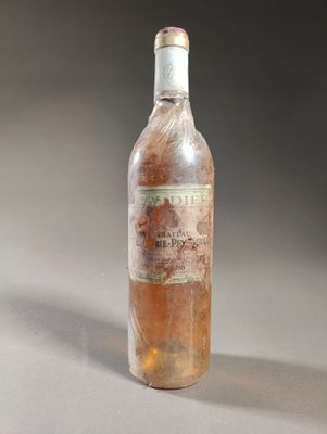 une bouteille de vin posée sur une table