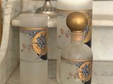 deux flacons de parfum posés sur un comptoir devant un miroir