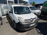 une camionnette blanche garée dans un parking