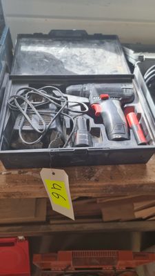 de nombreux outils rangés dans une mallette posée sur une étagère dans une pièce