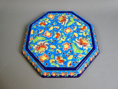 une petite boîte bleue ornée d'un motif floral