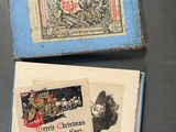 Deux petites boîtes ornées de timbres sont posées sur une table.