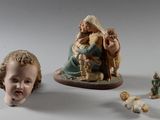 de nombreuses figurines posées sur une table