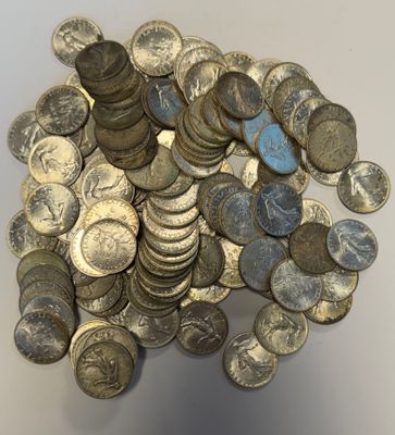 une pile de pièces d'argent sur une table