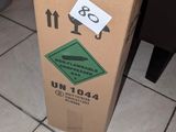 une boîte en carton contenant un certain nombre d'objets