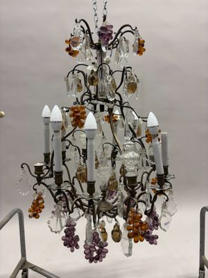 un lustre auquel est suspendu un bouquet de fleurs