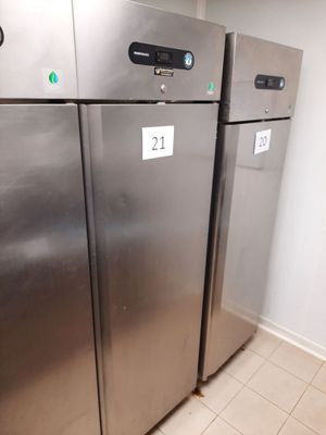 deux réfrigérateurs en acier inoxydable dans une cuisine au sol carrelé